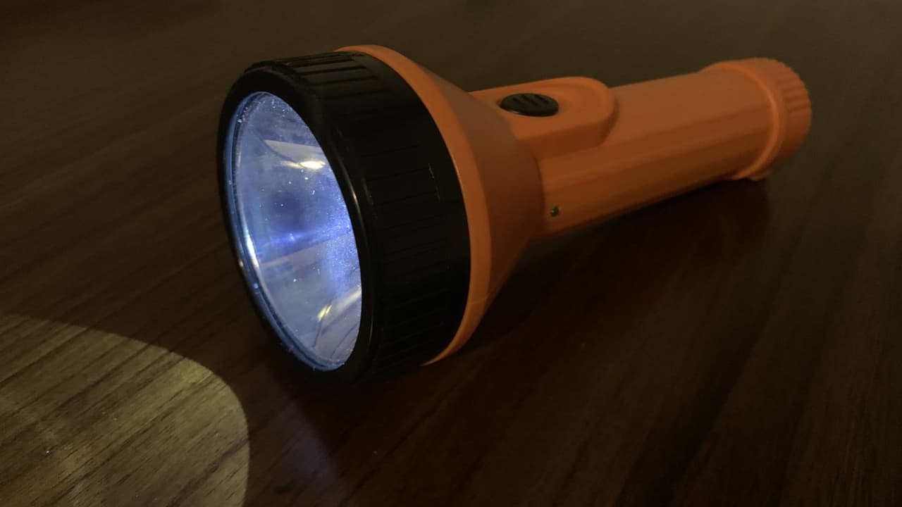 Prepárate para 
<b>posibles cortes de energía</b>. En caso de un 
<a href="https://www.univision.com/local/sacramento-kuvs/como-prepararte-para-un-apagon-prolongado-video">apagón</a>, usa linternas y no velas. Ten siempre a la mano baterías de repuesto, así como un radio portátil para estar informado. Mantén las puertas del refrigerador y congelador cerradas para conservar los alimentos.