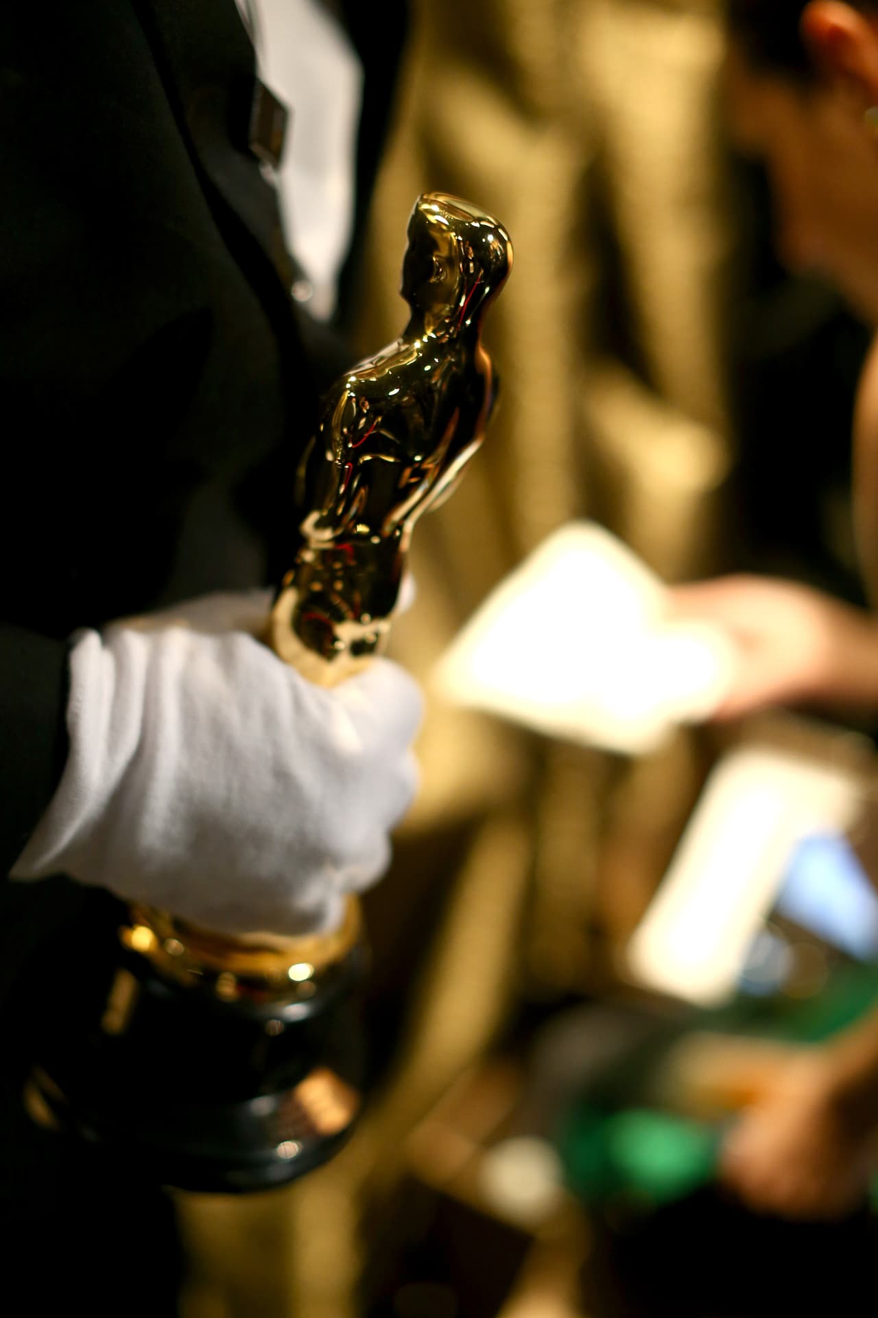 La estatuilla dorada del caballero que sujeta una espada sobre un rollo de película, fue diseñada por el cineasta Cedric Gibbons, director de arte de MGM. Fue el escultor de Los Ángeles, George Stanley, quien realizó el diseño en tres dimensiones.