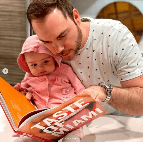 Es común ver que sus papás pasan tiempo con ella jugando, paseando, o leyendo libros.