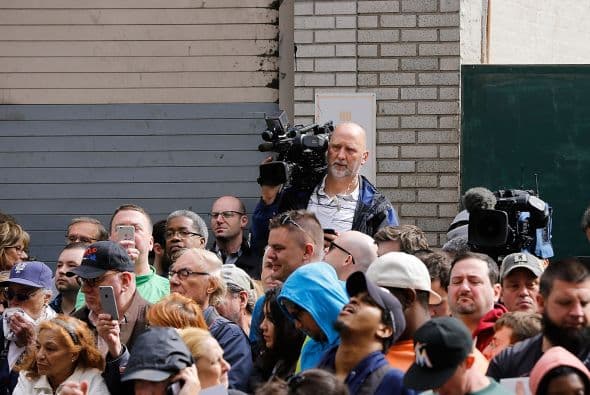 Una multitud de medios y personas se reunió afuera.