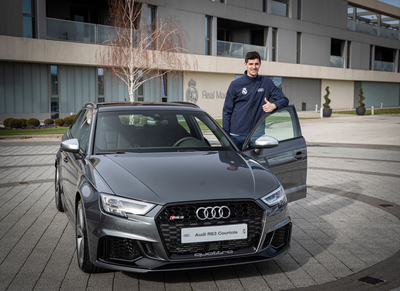 <b>Thibaut Courtois</b>, portero planta del equipo, siguió los pasos del míster con un Audi RS 3 Sportback, aunque en color Gris Daytona.