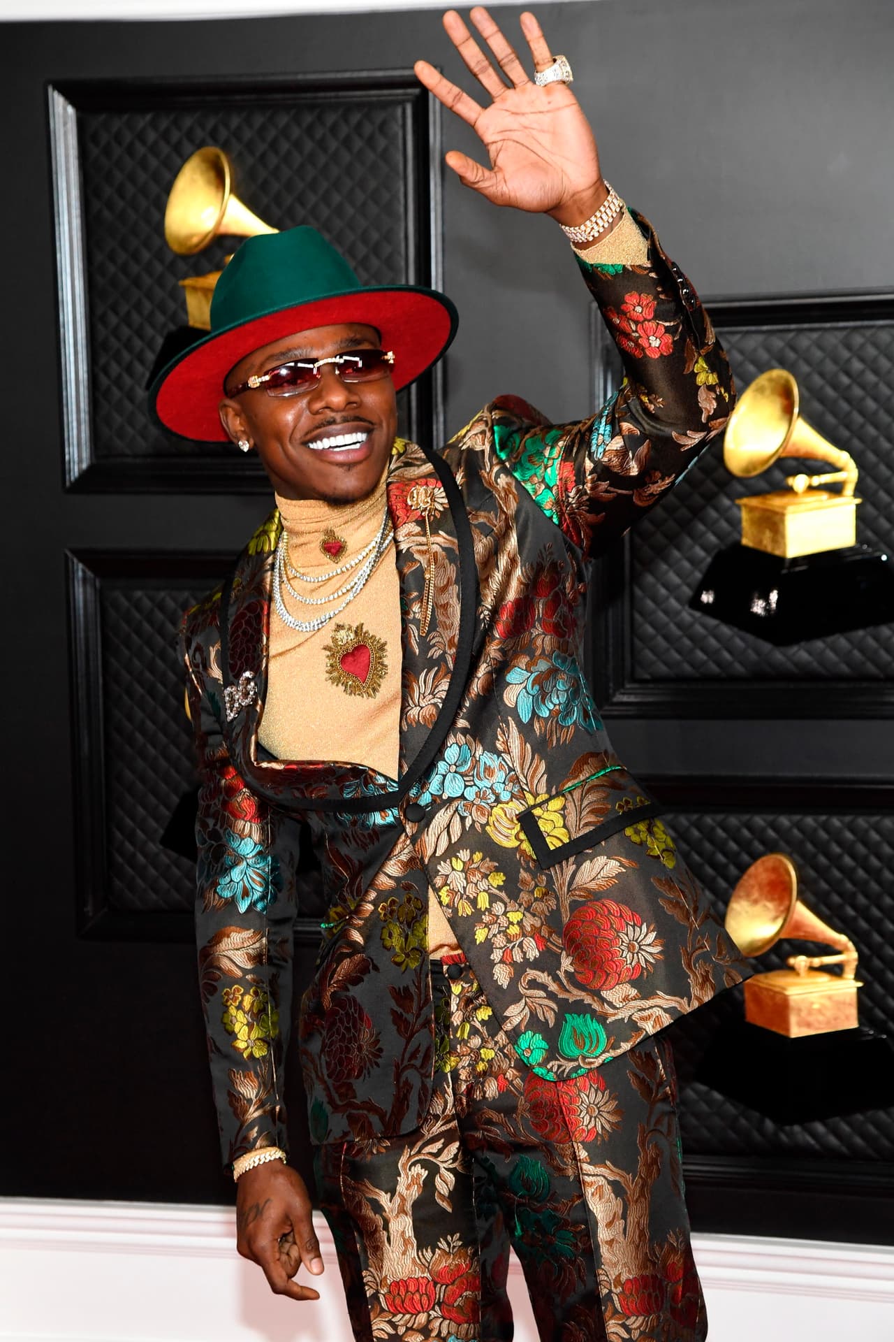 DaBaby complementó con su sonrisa su exquisito 'outfit'.