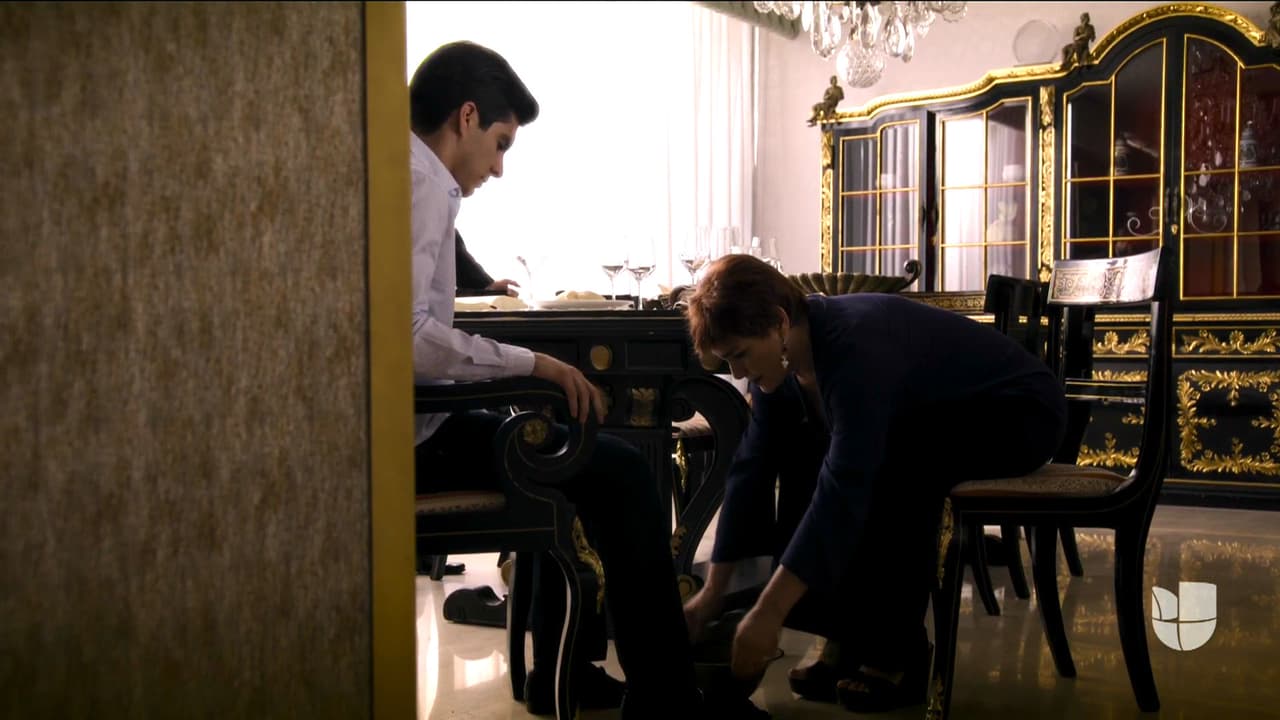 Hasta que ella fue a la cocina por una jarra de agua, le quitó los zapatos a su hijo y comenzó a lavar sus pies tiernamente.