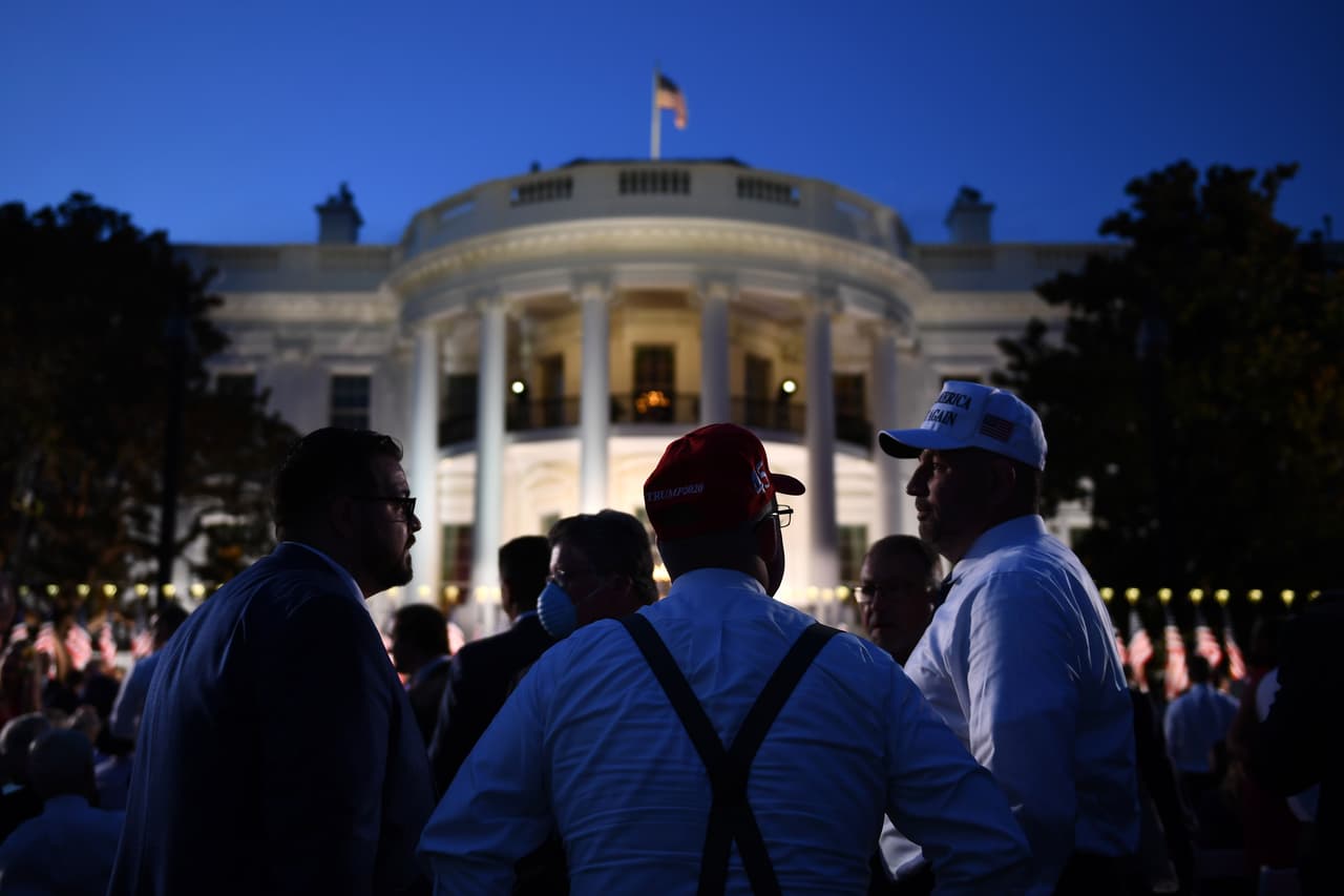 Mientras tanto, en el Jardín Sur de la mansión presidencial, un grupo de partidarios del presidente espera por el discurso de aceptación, que cerrará las cuatro días de Convención Republicana.