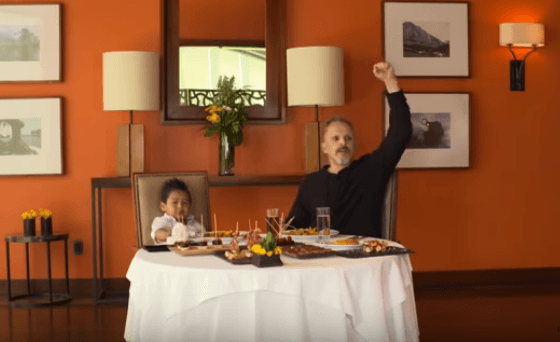 Ante lo anterior, el anfitrión reaccionó con gusto por haber complacido el exigente paladar de este pequeño comensal.