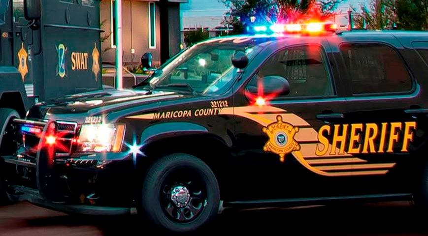 Mujer desnuda roba un auto de policía y ocasiona una persecución por autopistas del sur de Arizona