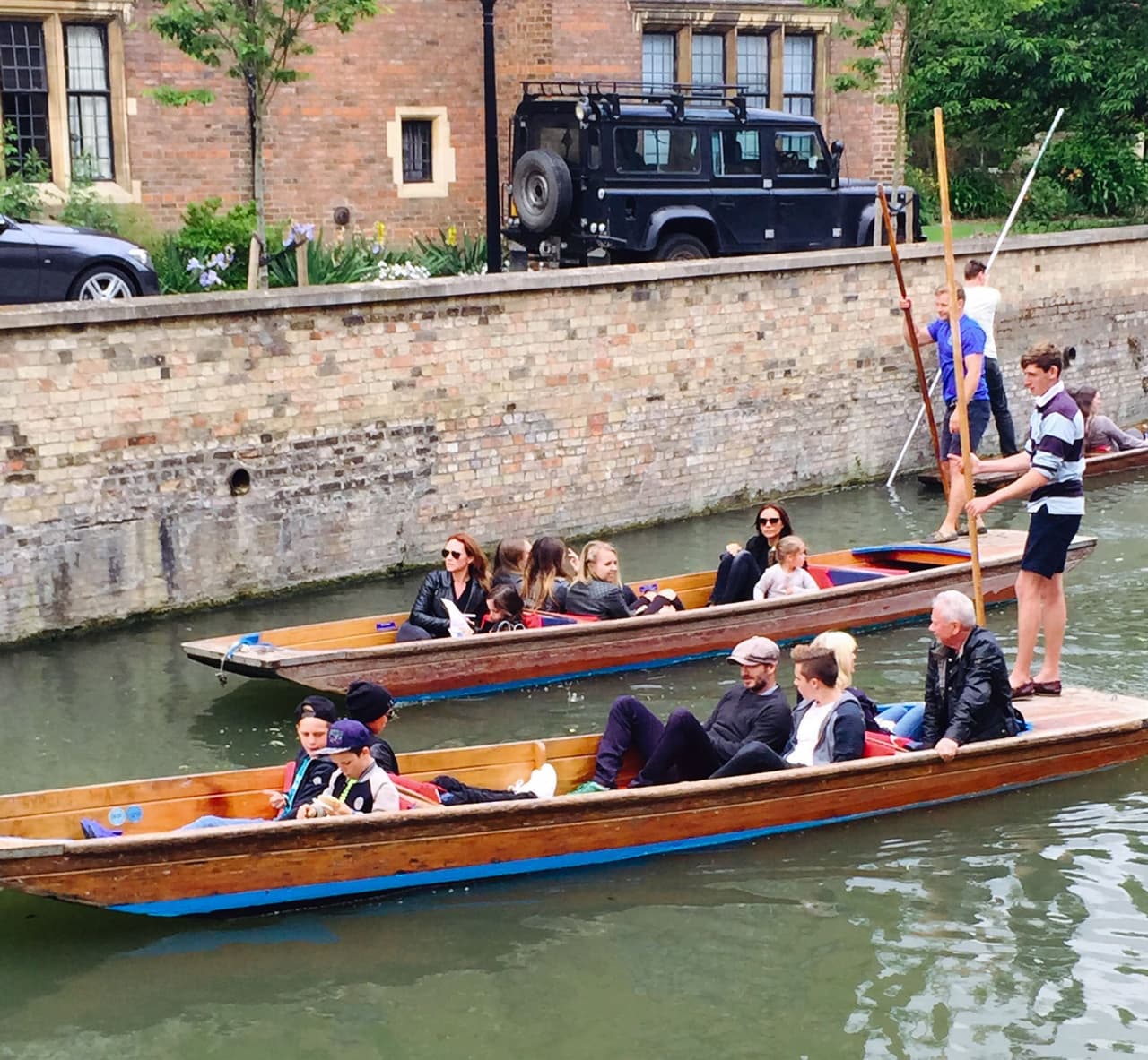 David Beckham se adelantó a los festejos por el día del padre y junto a toda su familia disfruto de un paseo por el Río Cam en Cambridge.