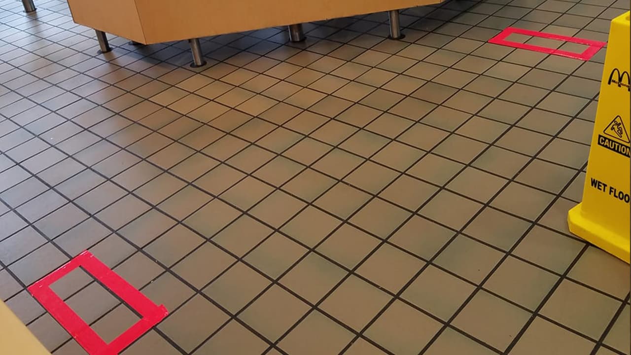 MPonce Ponce - "En la tienda McDonals donde trabajo y las ordenes solo para llevar"