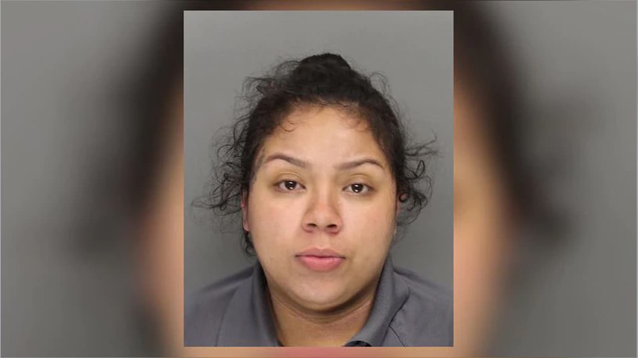 Crystal Noemi Dominguez Carvajal, de 23 años, fue arrestada y acusada de asesinato y agresión agravada por la muerte de Quintom Mosley, de 38 años, quien recibió un disparo en el corredor del quinto piso de un Motel 6.