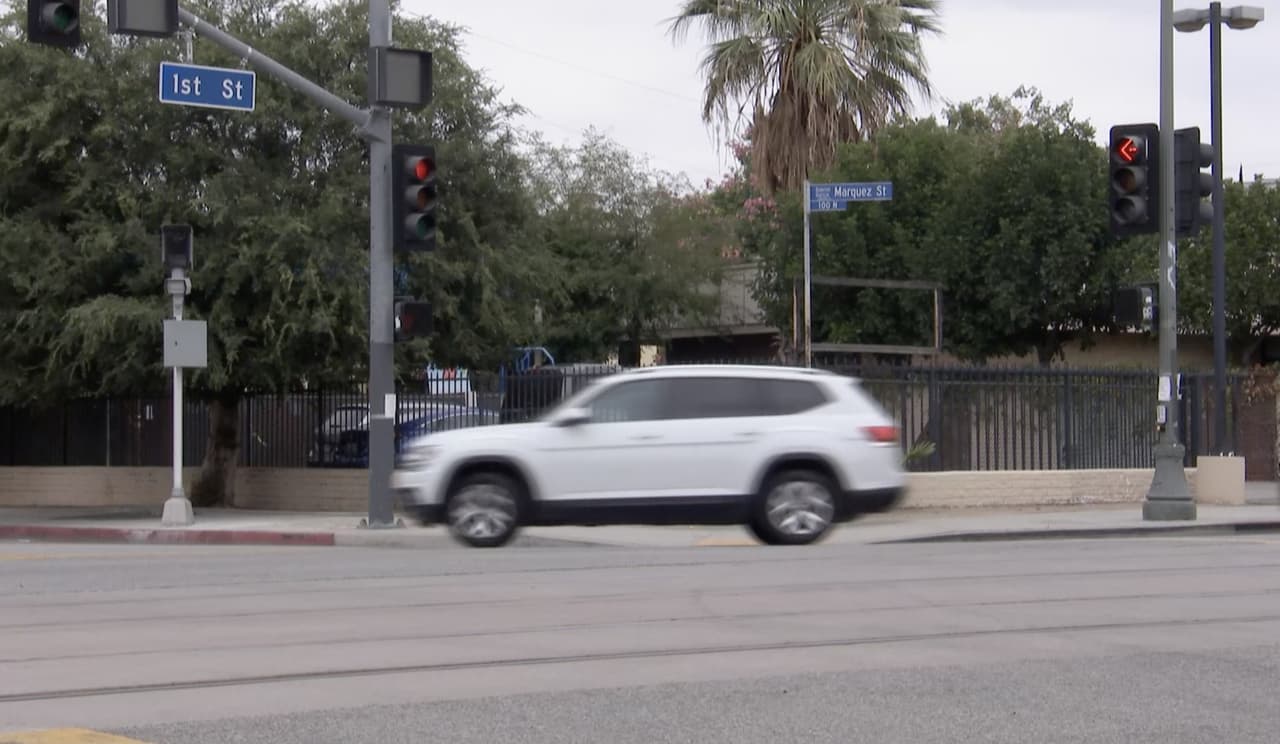 Torres
<b> </b>estaba cerca de su carrito entre las calles Primera y Gless a las 5 p.m. del miércoles 18 de agosto. El vendedor estaba hablando con uno de sus amigos cuando fue sorprendido por un hombre que comenzó a atacarlo.