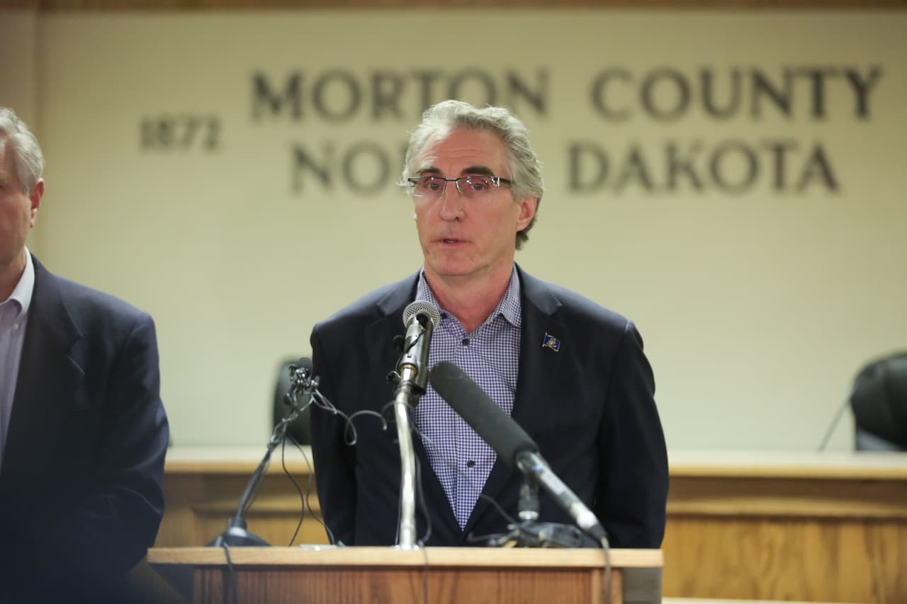 ✅ 
<b>Dakota del Norte |</b> FEMA informó el 31 de agosto que dio su visto bueno a este estado. En la foto, su gobernador, el republicano Doug Burgum.
<br>
<br>El memorando también sugirió a los estados aportar $100 semanales, pero muchos dijeron que no lo harían por problemas presupuestarios. 
<b>Solo Kansas, Kentucky, Montana, Vermont y West Virginia han dicho que sí los darán</b>, de acuerdo con 
<a href="https://www.forbes.com/sites/jenniferbarrett/2020/09/03/45-states-now-providing-extra-300-weekly-unemployment-benefits-and-these-five-will-pay-400/#38ffa5f946fe" target="_blank">Forbes</a>.