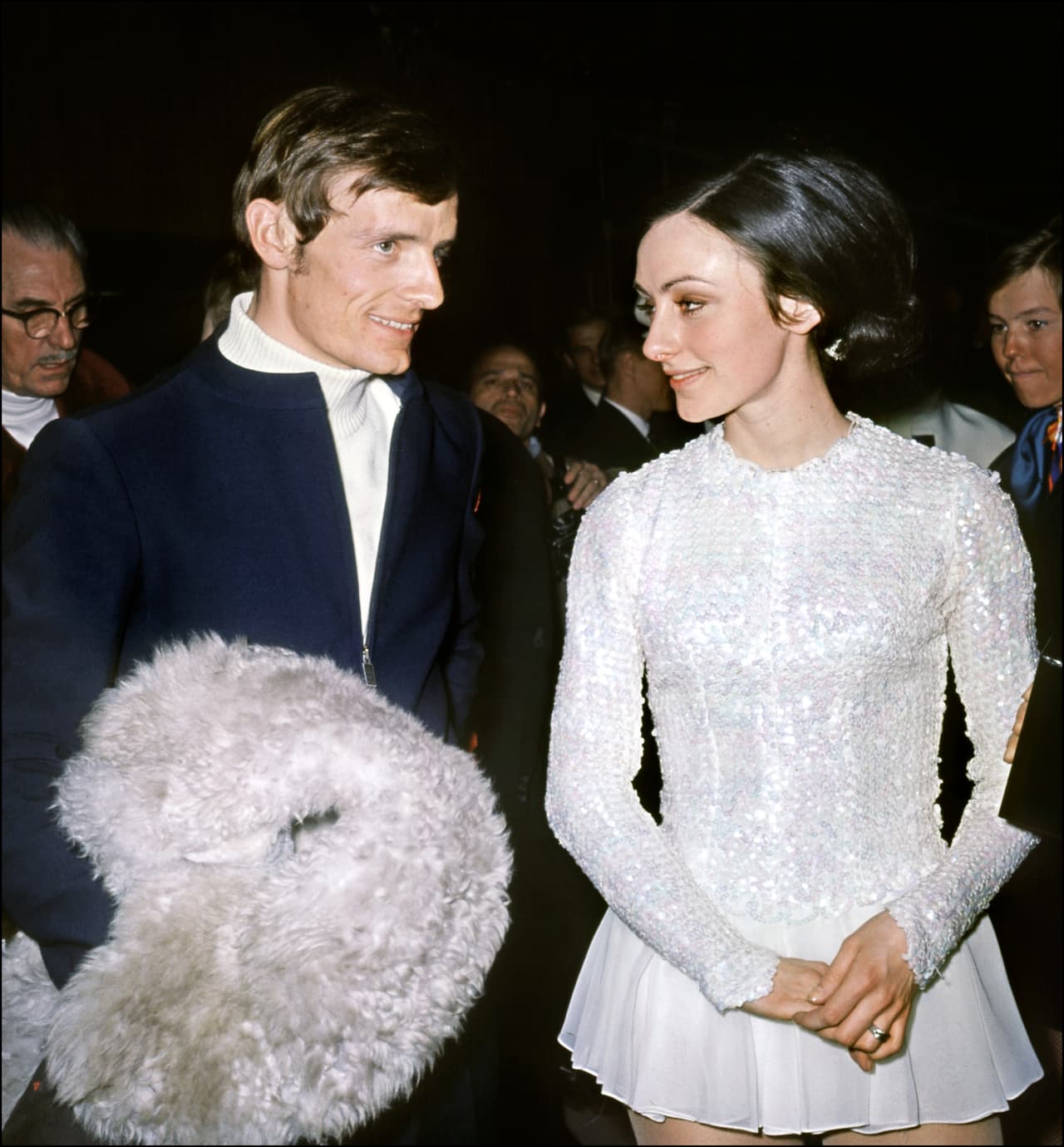 Con sus atuendos discretos y sencillos, casi minimalistas, la agraciada estadounidense Peggy Fleming ganó la medalla de oro en la competencia de patinaje artístico en los Juegos Olímpicos de 1968 en Grenoble, Francia. Fue la única medalla de oro lograda por Estados Unidos ese año y de doble importancia dada la tragedia del avionazo de 1961, en el que perdió la vida el equipo de patinaje artístico de Estados Unidos, de camino a Praga, Checoslovaquia, para el Campeonato Mundial de Patinaje Artístico sobre Hielo. 
<br>