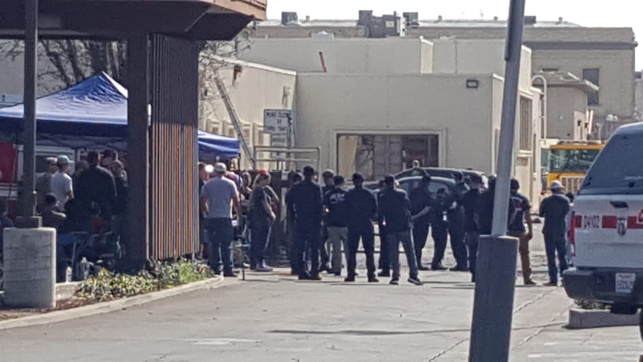 El incendio destruyó la biblioteca pública de Porterville, y cobró la vida de dos efectivos. 
<b><a href="https://www.univision.com/local/fresno-kftv/identifican-a-los-dos-bomberos-que-murieron-en-el-incendio-de-la-biblioteca-de-porterville">Raymond Figueroa, de 35 años, y Patrick Jones de 25</a>, </b>quien aún se encuentra desaparecido, pero se presume que su cuerpo estarīa al interior del recinto.