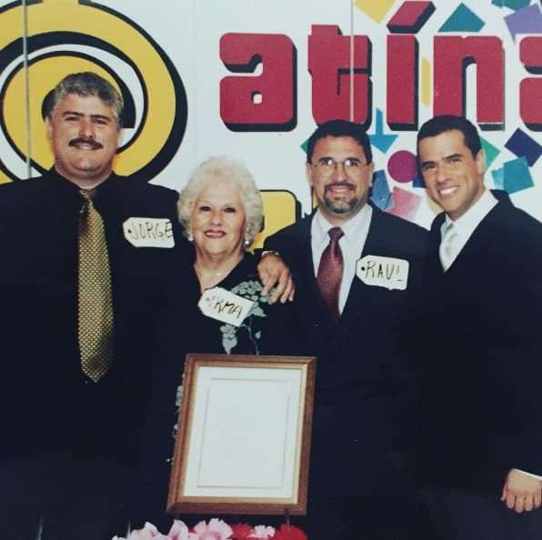 "1999, era el día de las madres.. con mis hermanos Raúl y Jorge en Atínale al Precio después de darle una carta homenaje a mamá en el especial donde celebramos a las mamás. Recuerdo lo feliz que ella estaba!!" (Febrero 6, 2017).
