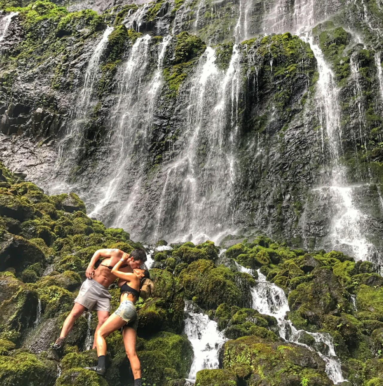 Aislinn Derbez y Mauricio Ochmann en el parque nacional de los volcanes.