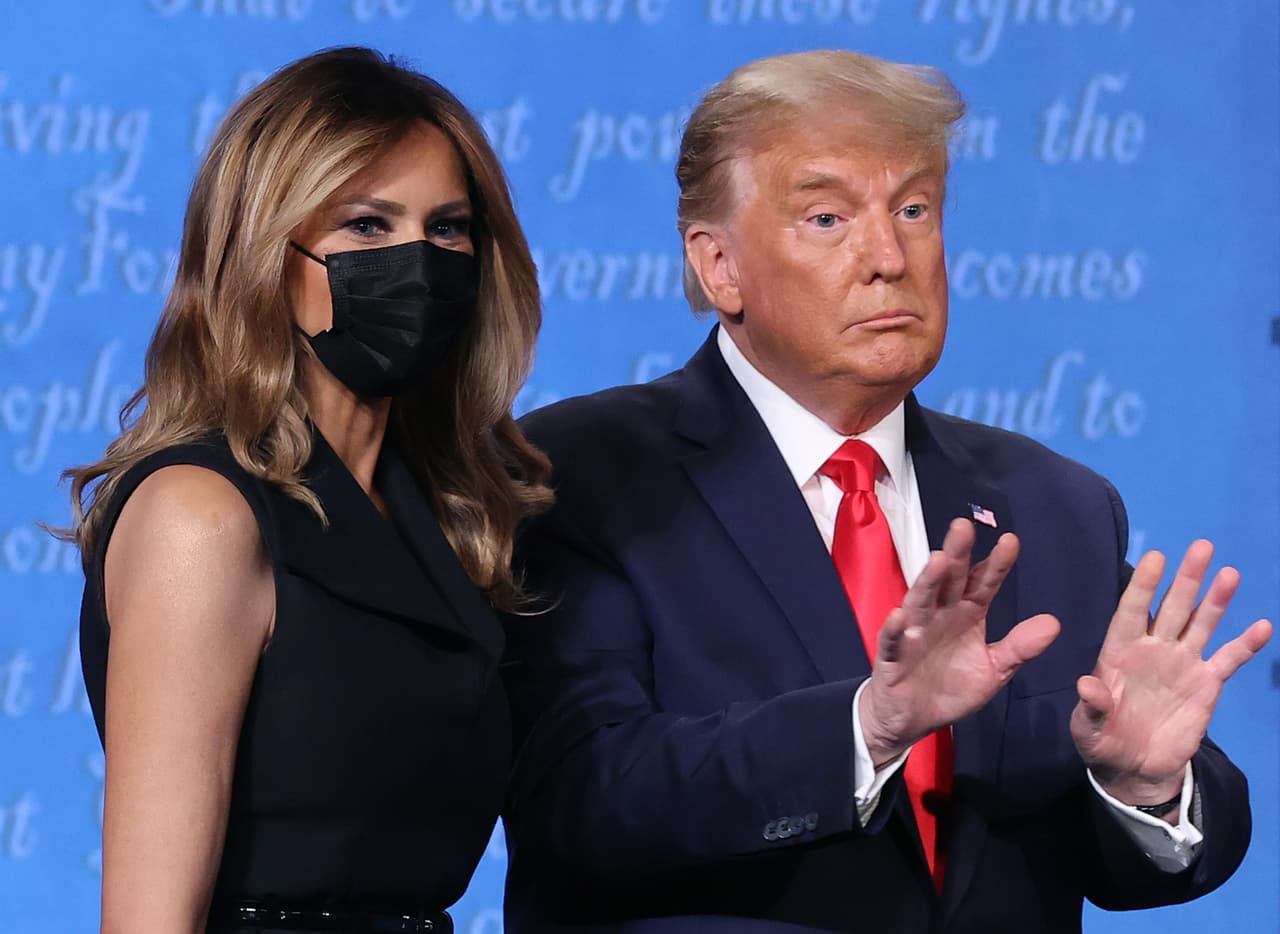 Melania Trump también subió al escenario al concluir el encuentro. El presidente dijo que si gana se dirigiría a los estadounidenses que no votaron por él para decirles que "el éxito nos juntará" y enseguida advirtió que una victoria de Biden traería un aumento en los impuestos y una recesión económica.