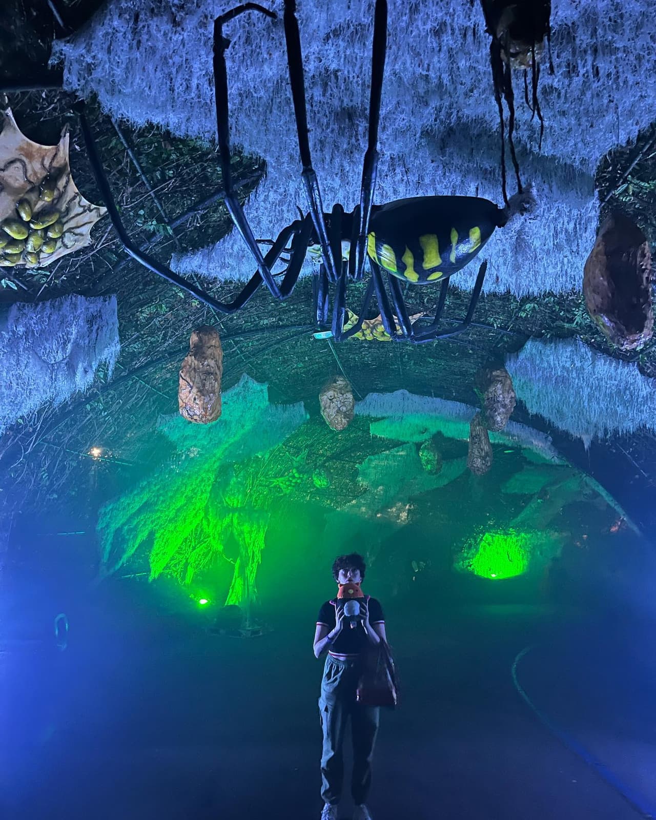 <b>Evento</b>: Fright Fest at Six Flags Over Georgia
<br>
<b>Fecha</b>: Hasta el 29 de octubre
<br>
<b>Lugar</b>: 
<a href="https://maps.app.goo.gl/NKKxMqHFvptdNN8y7">Six Flags Over Georgia. 275 Riverside Pkwy, Austell. GA. 30168</a>
<br>
<b>Sitio web</b>: 
<a href="https://www.sixflags.com/overgeorgia/events/fright-fest-2023">https://www.sixflags.com/overgeorgia/events/fright-fest-2023</a> 
<br>
<br>Fright Fest incluye zonas de miedo, atracciones embrujadas, espectáculos espeluznantes y paseos macabros. Fright Fest es aterrador, por lo que es más apropiado para niños mayores y jóvenes valientes acompañados de adultos.