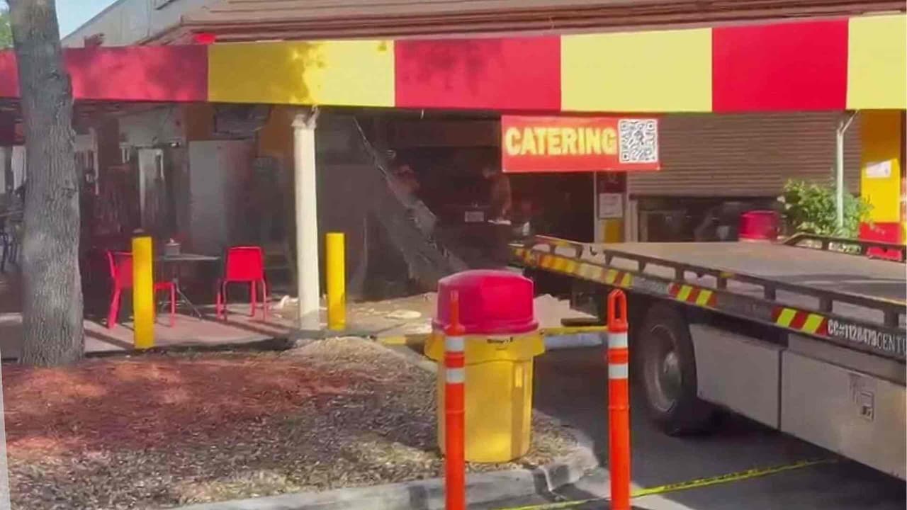 Un auto se estrella contra El Palacio de los Jugos en Kendall: hay tres personas heridas