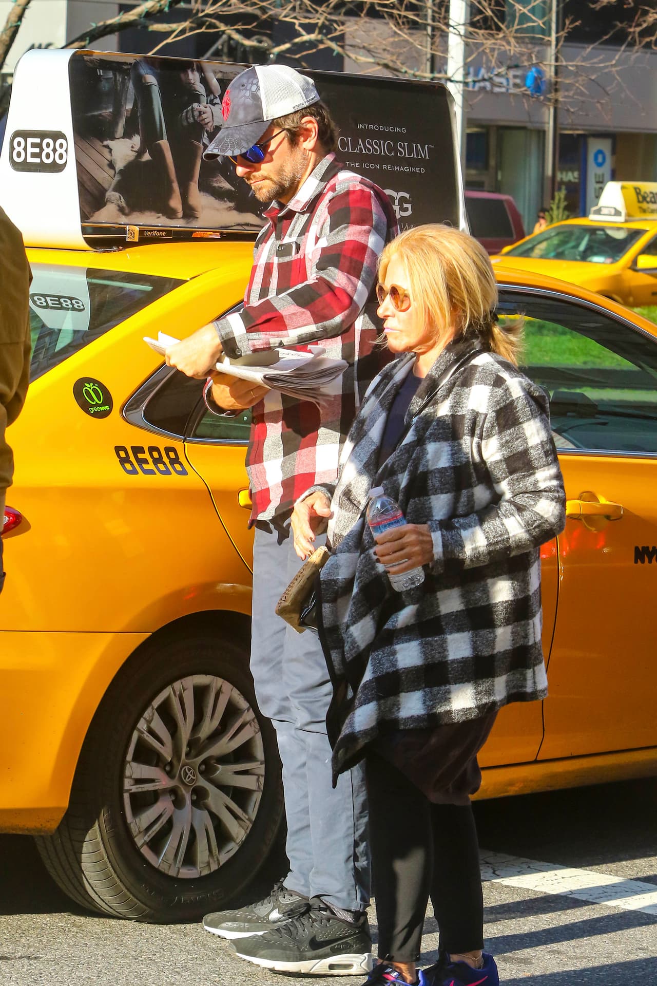 Salieron de un taxi en Manhattan.