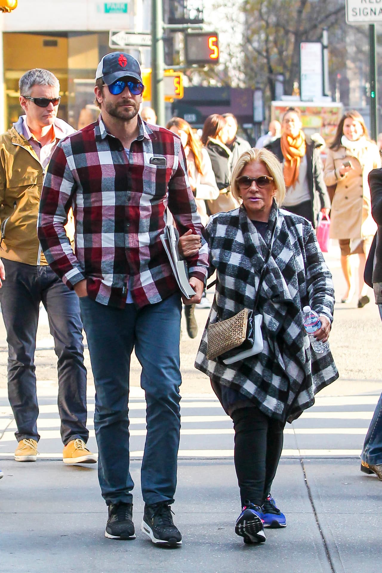 Se nota que Bradley la atiende mucho.