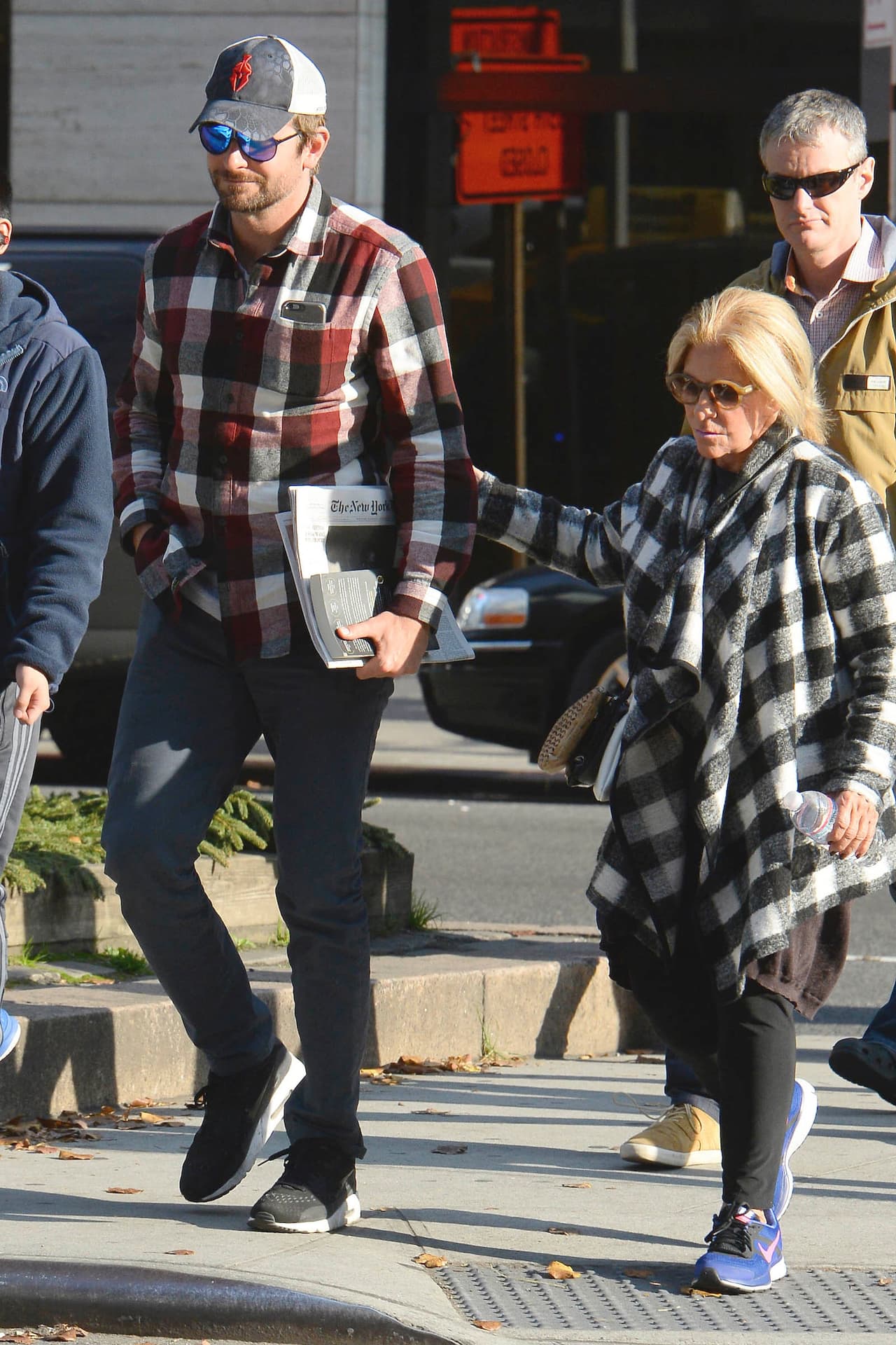 Después caminaron por las calles y ella siempre lo tomó del brazo.