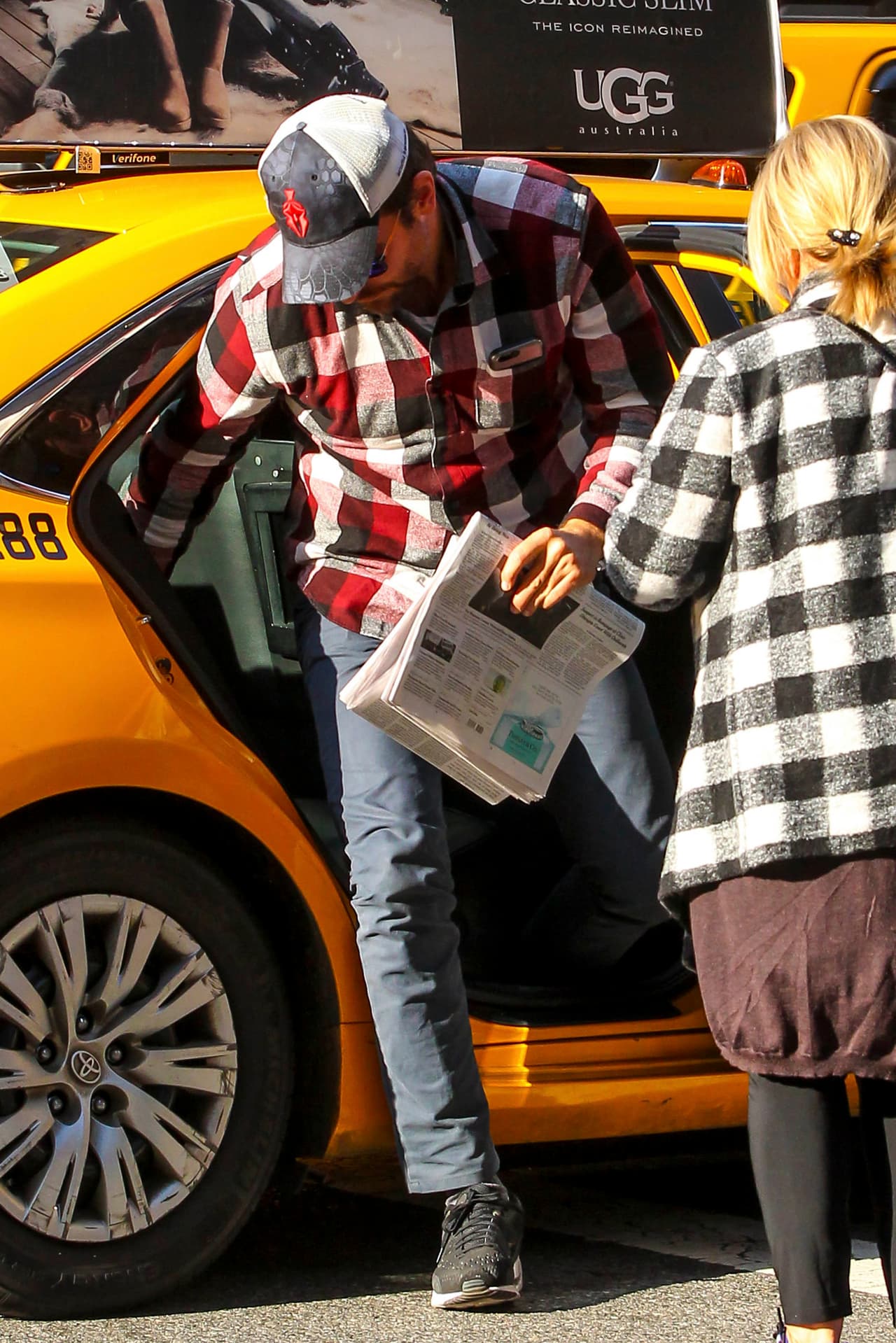Bradley Cooper pasea con su mamá Gloria