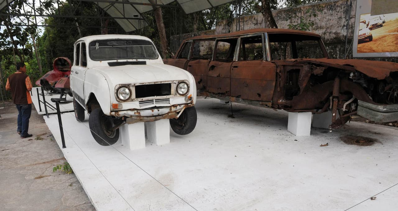 Este 
<b>Renault 4 </b>es el más modesto y a la vez uno de los autos más destacados en la exhibición. Pablo Escobar realizó sus primeros viajes clandestinos a Ecuador a bordo de este automóvil eludiendo controles en la frontera. Además, 
<b>Escobar compitió al volante de uno de estos autos en la Copa Renault. También corrió en competencias como el Premio Marlboro del año 1979</b>.