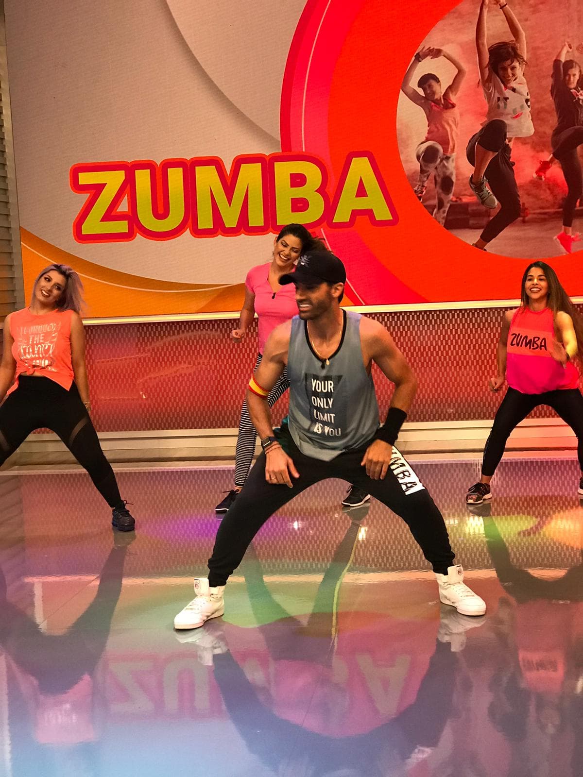 Como compañeros de baile se acoplaron a la perfección y durante el show no sería la excepción. Aunque la conductora se vio en apuros al seguir los pasos al tiempo que los marcaba Toni, en pocos minutos logró la conexión con la coreografía.