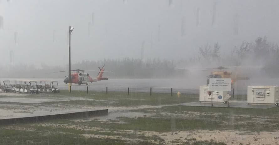 La Guardia Costera de la Estación Aérea Clearwater MH-60 tripulantes de helicópteros Jayhawk, desplegados hacia adelante en las Bahamas, realizan evacuaciones médicas en apoyo de búsqueda y rescate y ayuda humanitaria en las Bahamas, el 2 de septiembre de 2019.