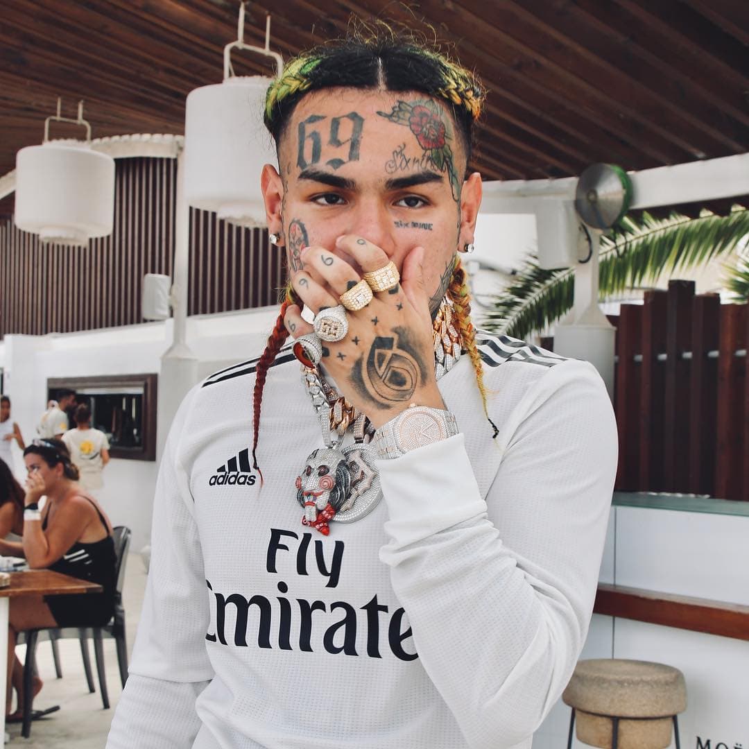 Tekashi detalló, según TMZ, un par de tiroteos. El primero sucedió en abril de 2018 cuando dijo haber sido acosado por dos hombres en un restaurante de Nueva York. 'Shotti' intervino golpeando a los sujetos con una pistola y disparó contra ellos luego de que abordaron su vehículo y se alejaron.