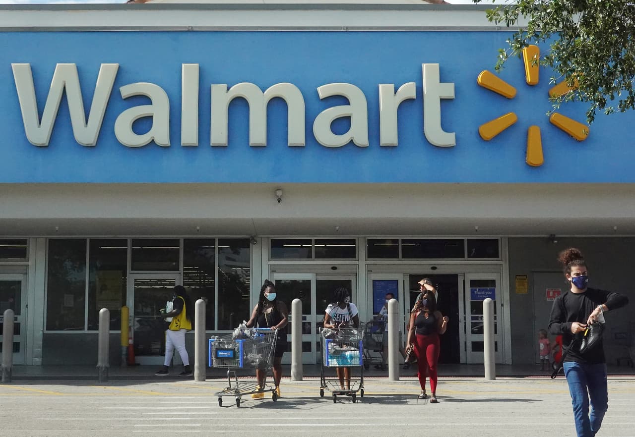 <b>Puesto 6. Walmart</b>
<br>
<br>Valor de la marca en 2021: 93,200 millones de dólares.
<br>
<br>Cambio en el valor de la marca de 2020 a 2021: +20.2% (+15,700 millones de dólares).
<br>
<br>Sector: ventas.
<br>
<br>País: Estados Unidos.
<br>
<br>Walmart es la marca minorista más valiosa del mundo y la marca más valiosa fuera del sector tecnológico. Genera más de 500,000 millones en ingresos anuales y también es la segunda marca de comercio electrónico más valiosa, después de Amazon.