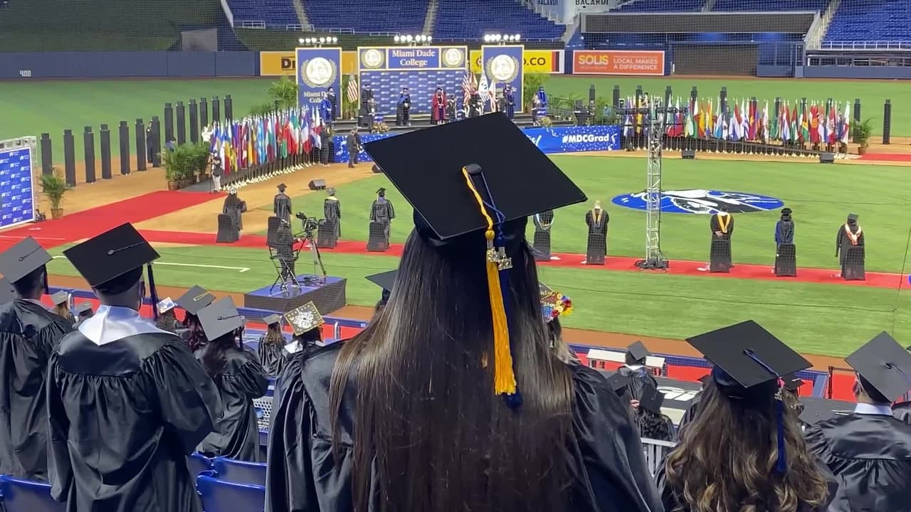 Estudiantes del Miami Dade College se gradúan este año en el estadio de los Marlins 