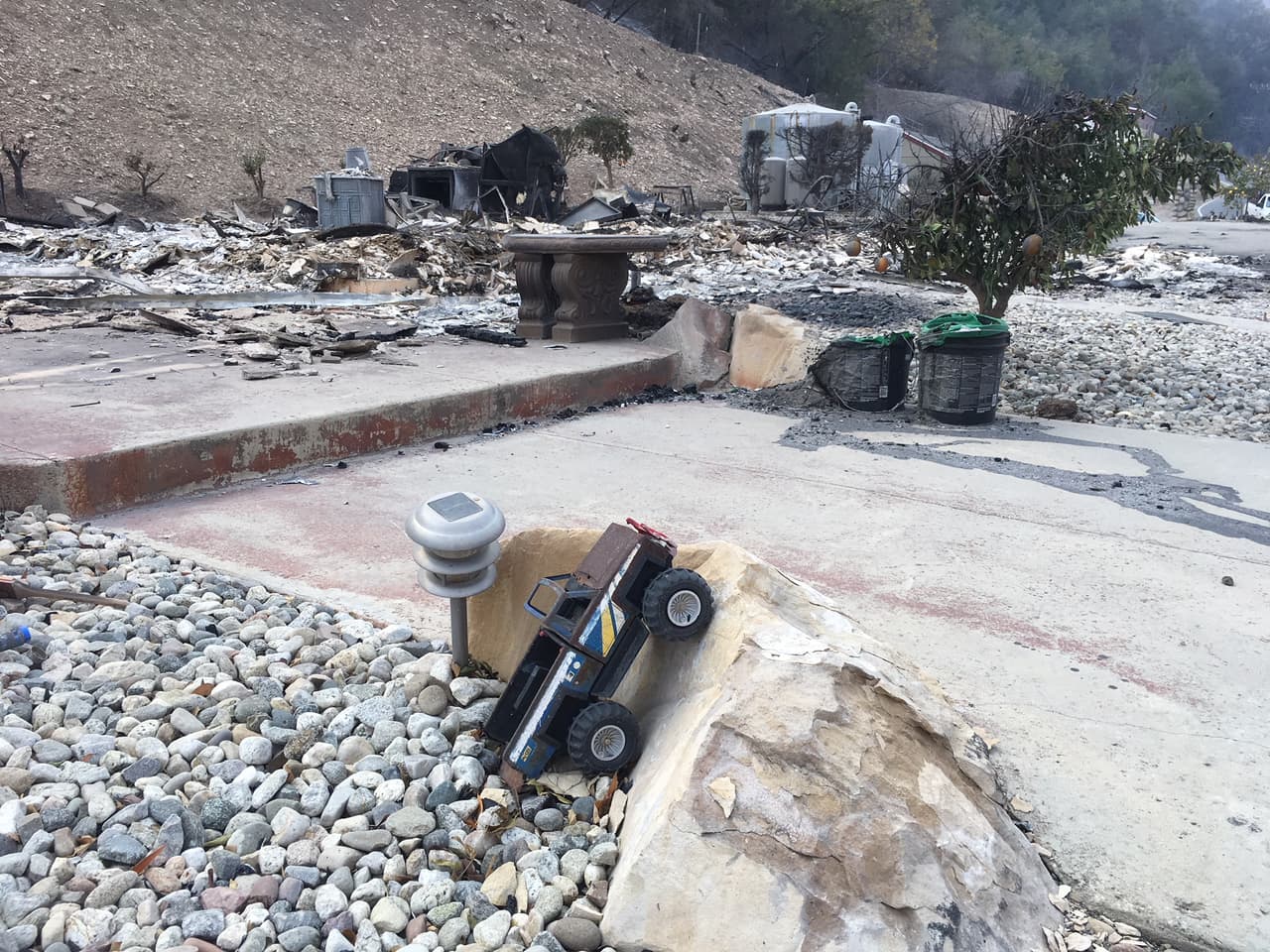 El primero de los seis siniestros que esta semana empezaron a azotar la región es el llamado 
<b>fuego Thomas</b>, el cual estalló el lunes por la tarde en el condado de Ventura. Esta es una de las casas calcinadas por ese siniestro.