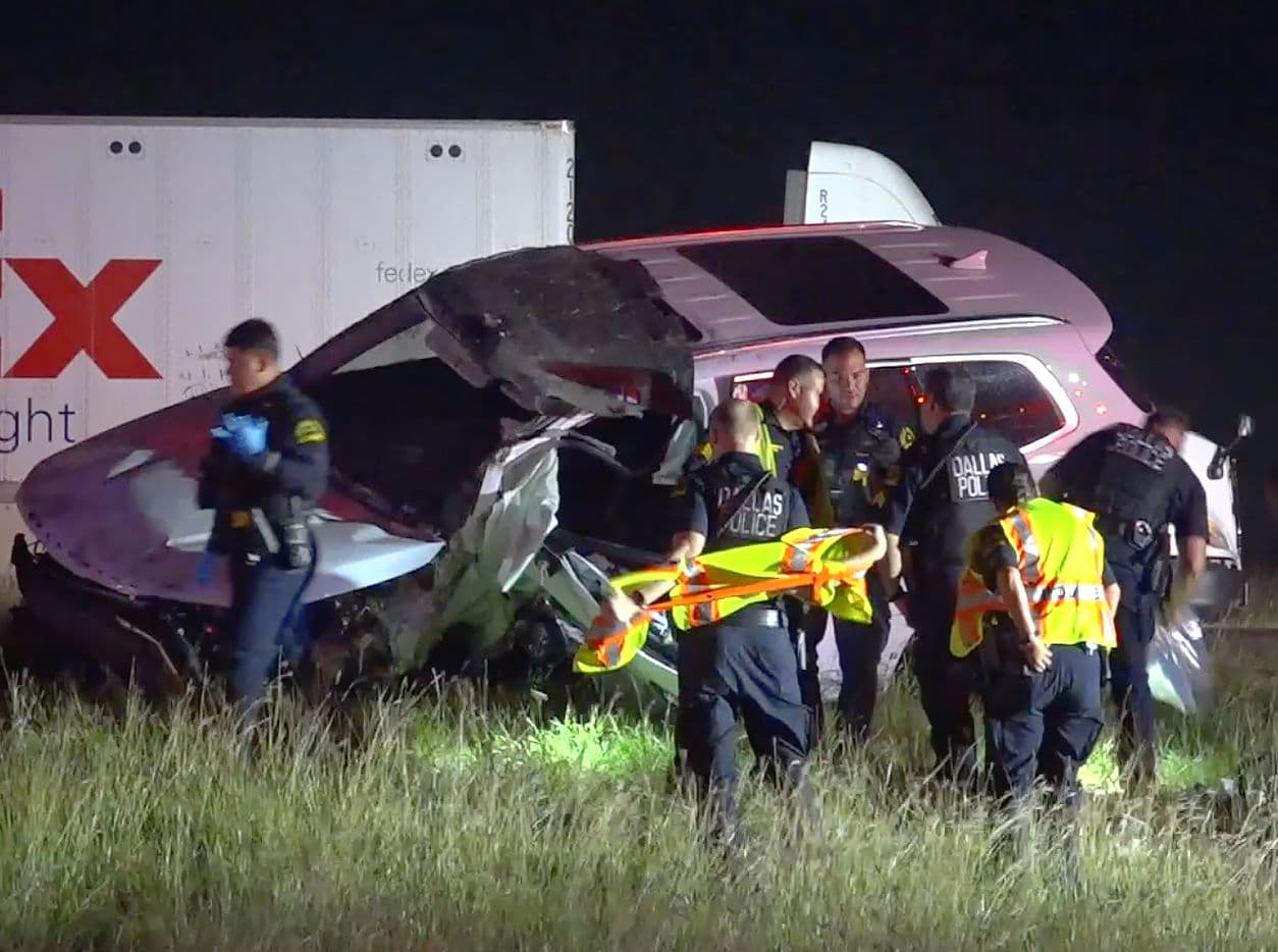 El oficial Arellano murió después de un choque frontal contra un auto que iba en sentido contrario en el sur de Dallas. El accidente ocurrió el martes a las 11:45 pm, en Spur 408, cerca de Mountain Creek.