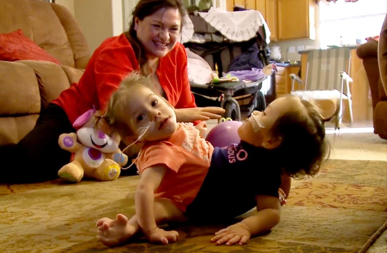 Erika y Eva con su mamá Aida Sandoval.