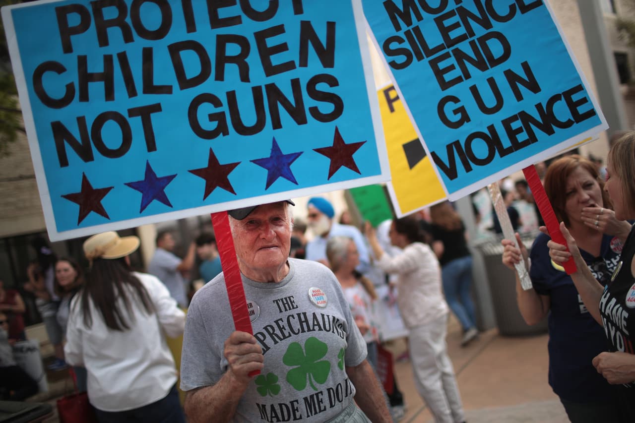 <b>Roundrock, Texas.</b> “Protejan a los niños, no a las armas”, se lee en el cartel de un manifestante.