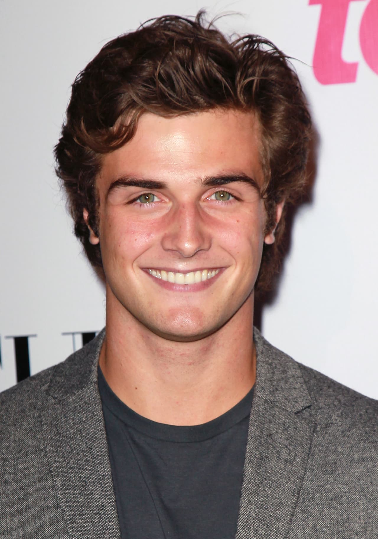 ¡Beau Mirchoff estaría también ahí, robándoles el corazón a las chicas con su sonrisa!
