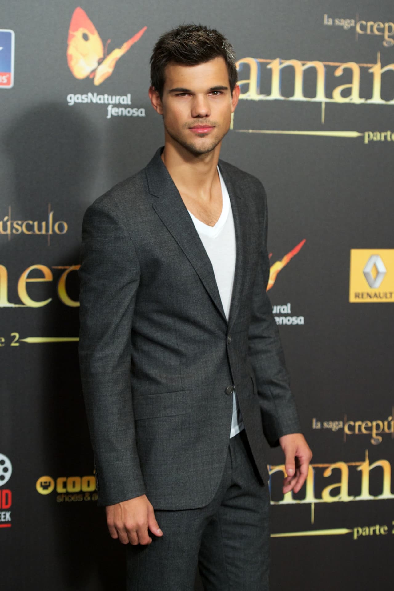 Uno de los lobos más famosos, Taylor Lautner, tendría un grupito de chicas detrás de sí al ejercitarse.