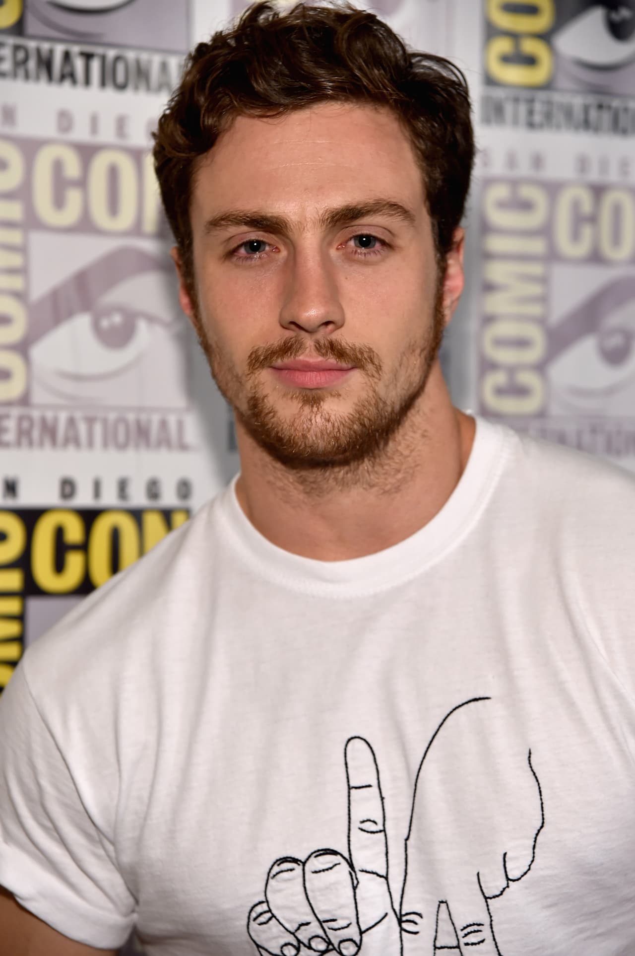 Aaron Johnson no pararía de tontear en los pasillos con las chicas, para hacerlas reír.
