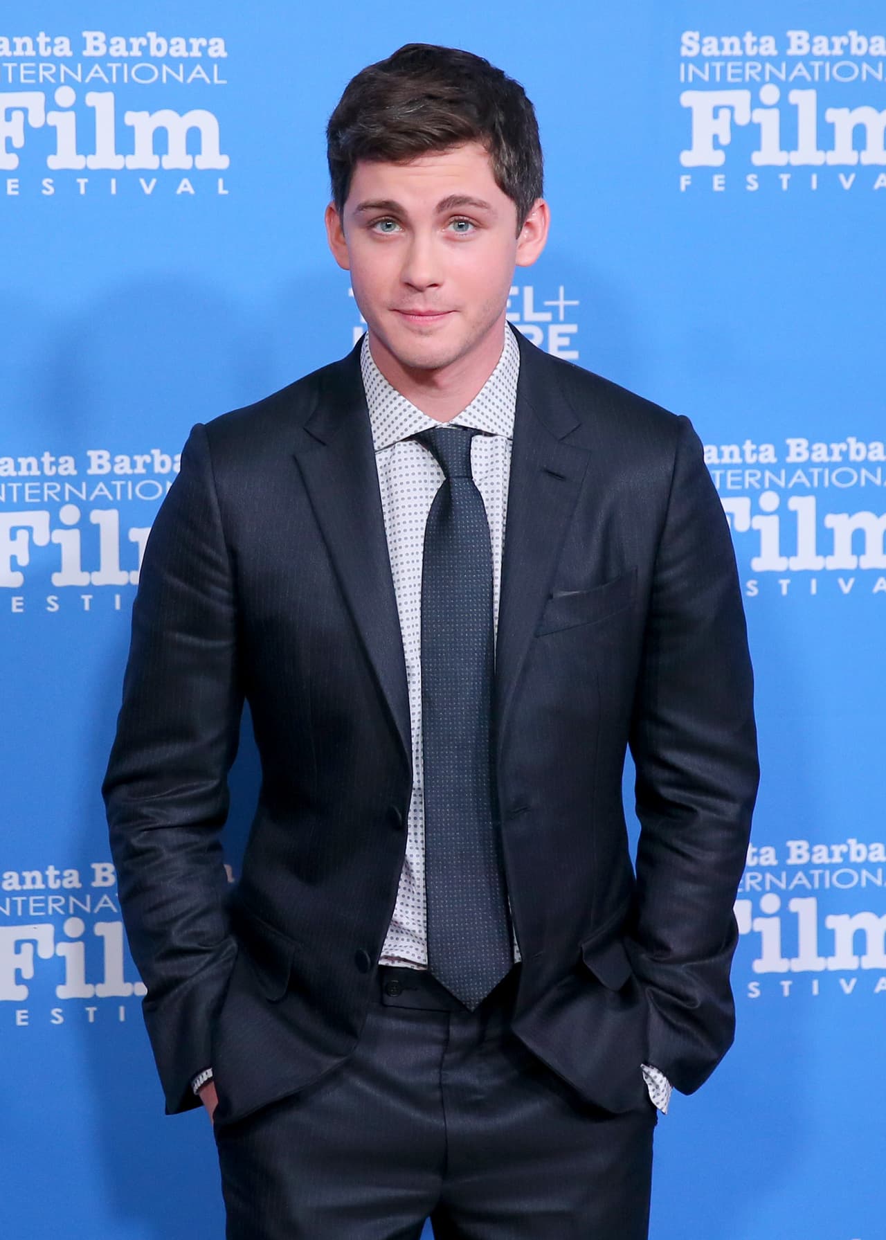 Con Logan Lerman sus compañeras de clase querrían tener una selfie.