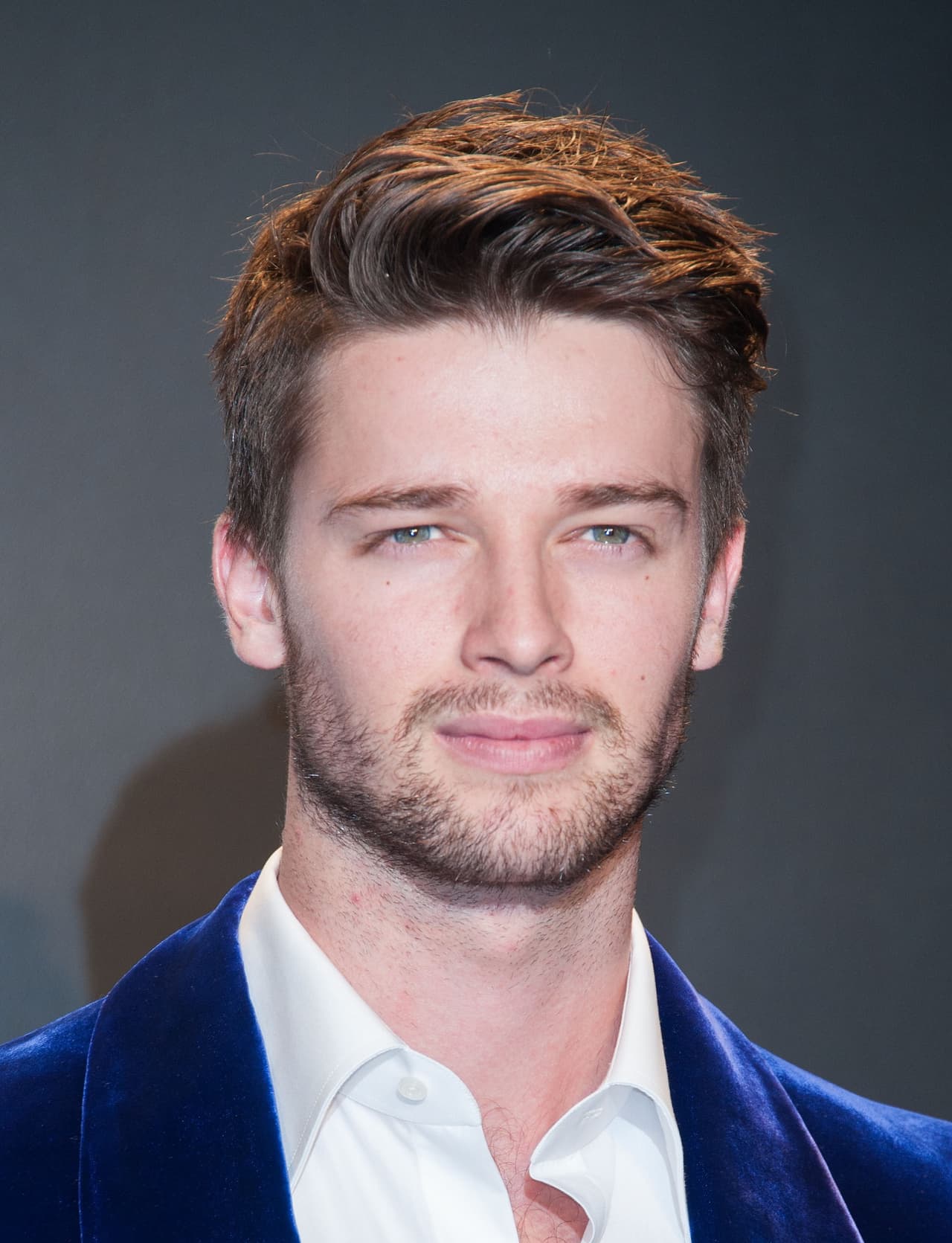 Patrick Schwarzenegger sería quien encantaría a las chicas de su salud al llevarles flores un par de veces a la semana.