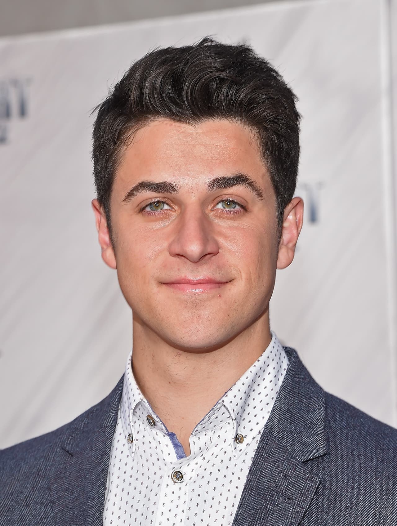 ¿Y no te encantaría ver a David Henrie rebotando el balón de básquebol por los pasillos?