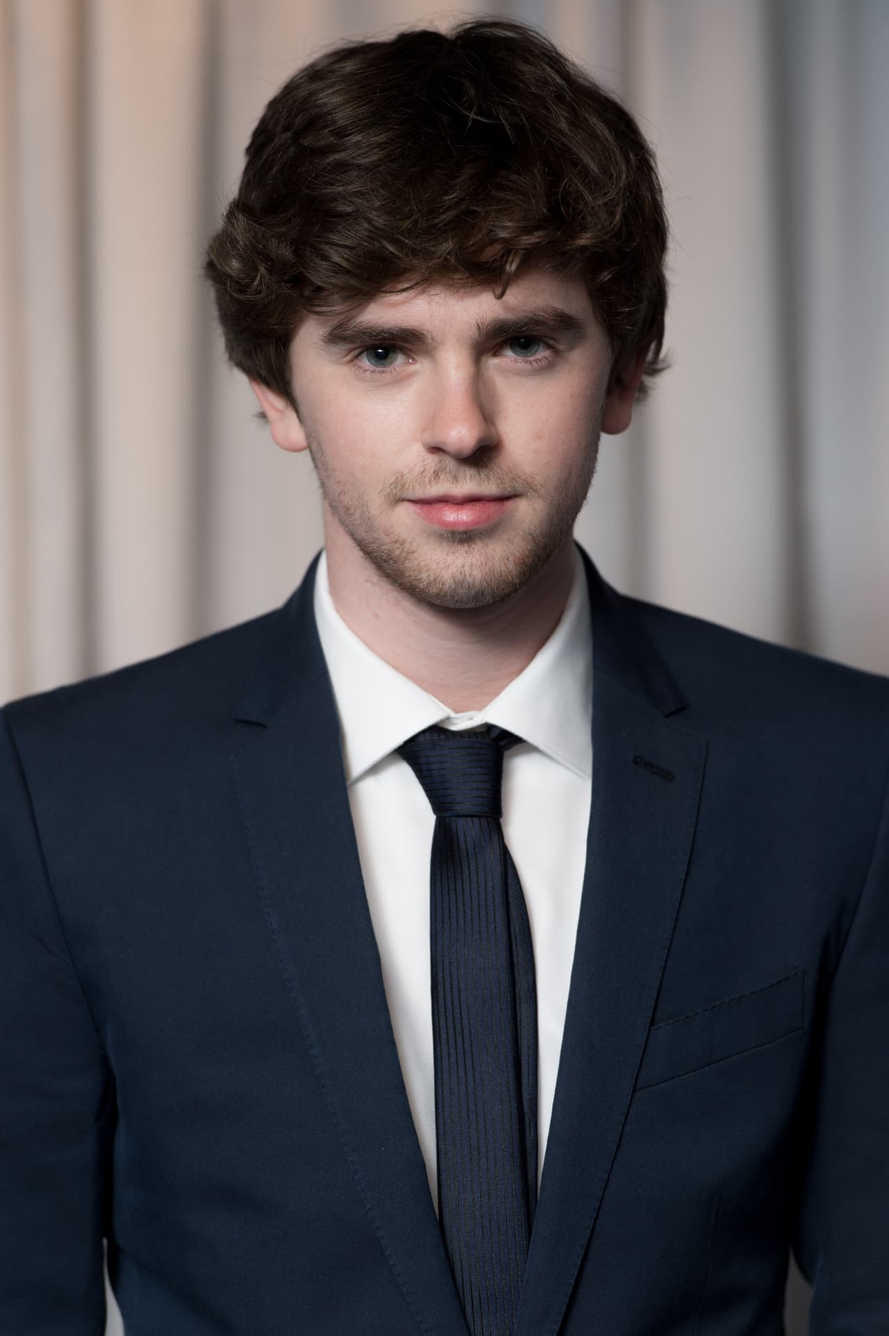 El joven que atraparía la atención por su ternura sería Freddie Highmore.