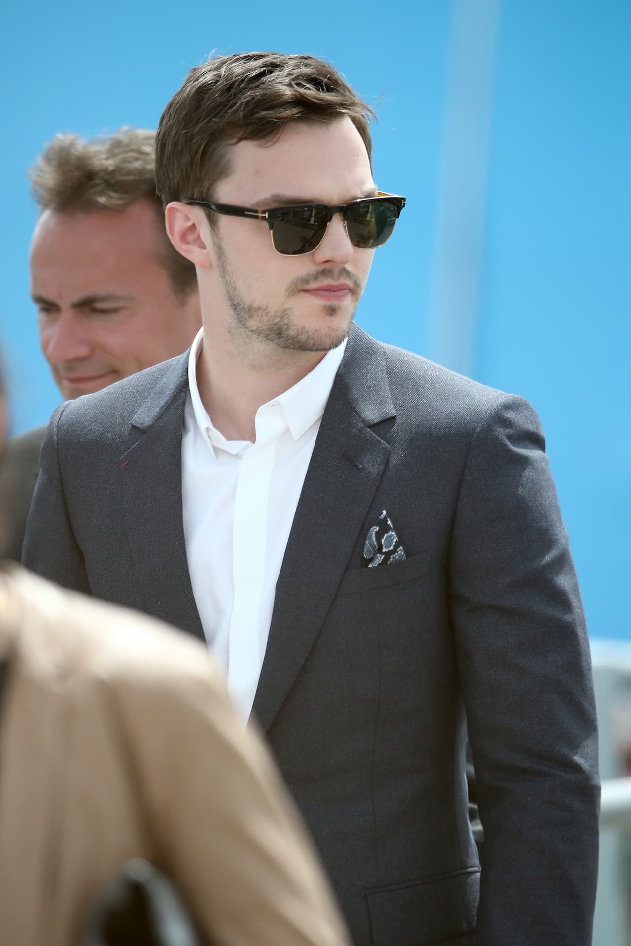 Y el que estaría sentado hasta el frente de la clase sería Nicholas Hoult, llamando la atención de cada chica.