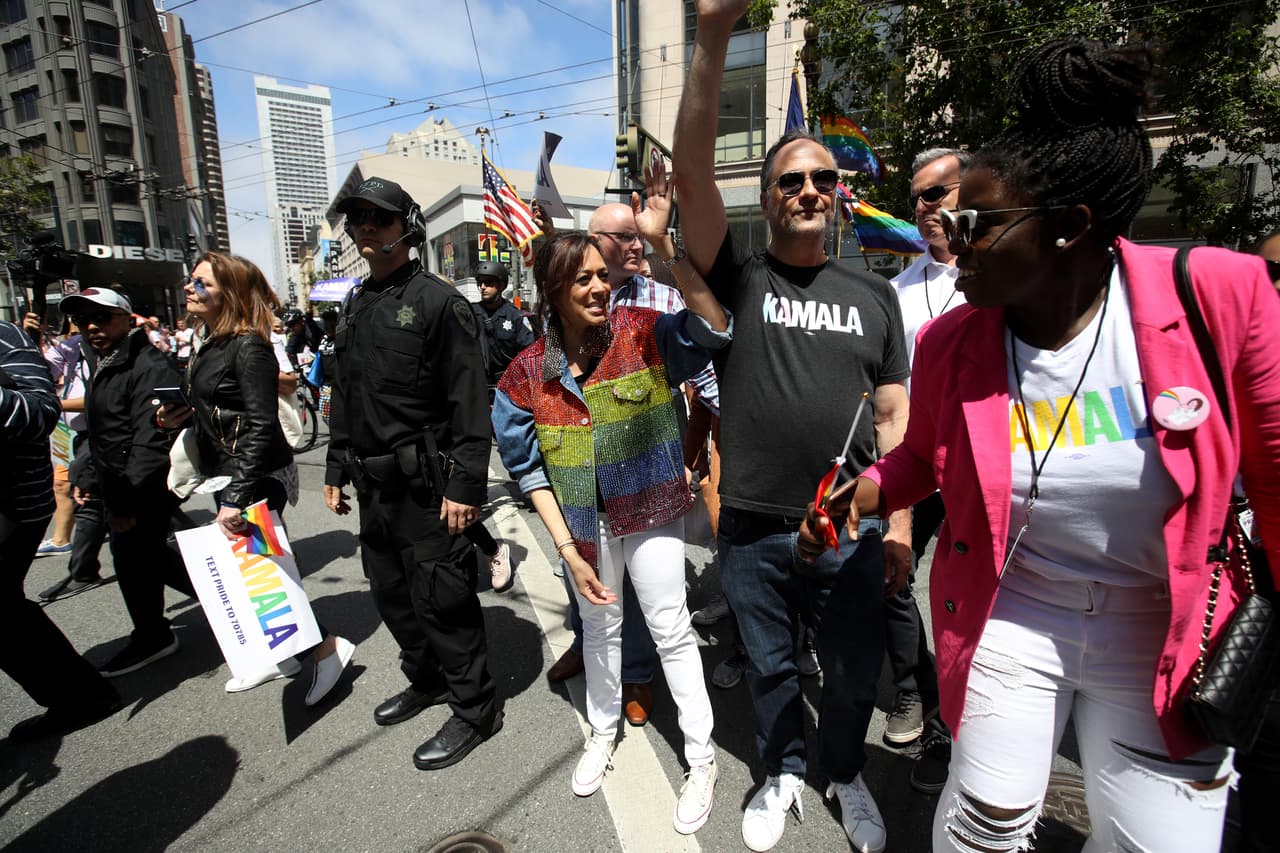 <b>Él tiene dos hijos que se llevan bien con Harris.</b> Emhoff tiene dos hijos adultos, Cole y Ella, llamados así por las leyendas del jazz John Coltrane y Ella Fitzgerald, con su primera esposa, Kerstin Emhoff. Ellos se refieren a Harris como “momala”.
<br>