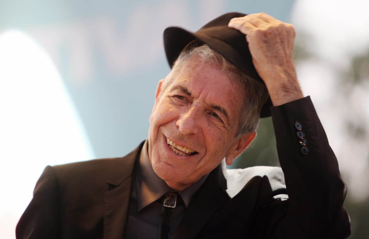 <b>Leonard Cohen.</b> Aunque los herederos del compositor canadiense habían rechazado la solicitud de los organizadores para usar la canción, ‘Hallelujah’ se escuchó durante el polémico cierre de la Convención Republicana de este año en la Casa Blanca, que incluyó
<a href="https://www.univision.com/noticias/elecciones-en-eeuu-2020/fuegos-artificiales-y-el-uso-simbolos-nacionales-para-una-campana-electoral-el-cierre-de-la-convencion-republicana-fotos">fuegos artificiales detrás del monumento a George Washington</a>. "Si hubieran pedido 'You Want it Darker' (‘Quieres más oscuridad’, en español) hubiéramos considerado la aprobación", señaló con ironía un abogado de la familia, según publicó la revista
<a href="https://fortune.com/2020/08/31/trump-hallelujah-songs-campaign-ralloies/"><u>Fortune</u></a>.