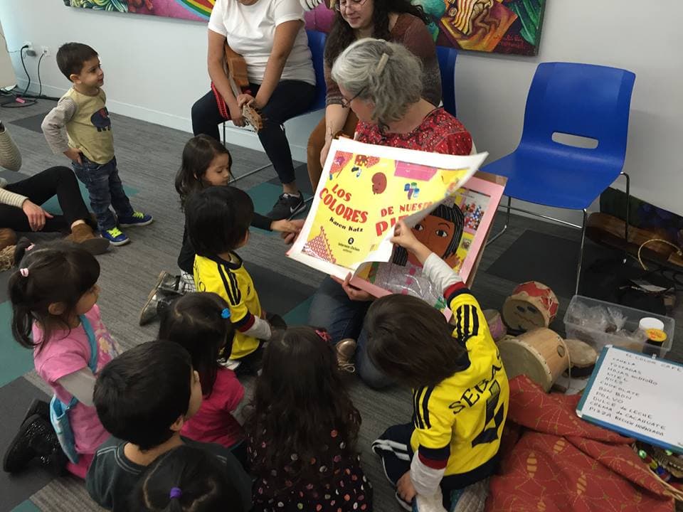 ‘Son Chiquitos' es un programa comunitario gestado dentro de la escena del Son Jarocho en Chicago, la cual desde mediados de la década de los 90 encontró tierra fértil en el barrio de Pilsen.