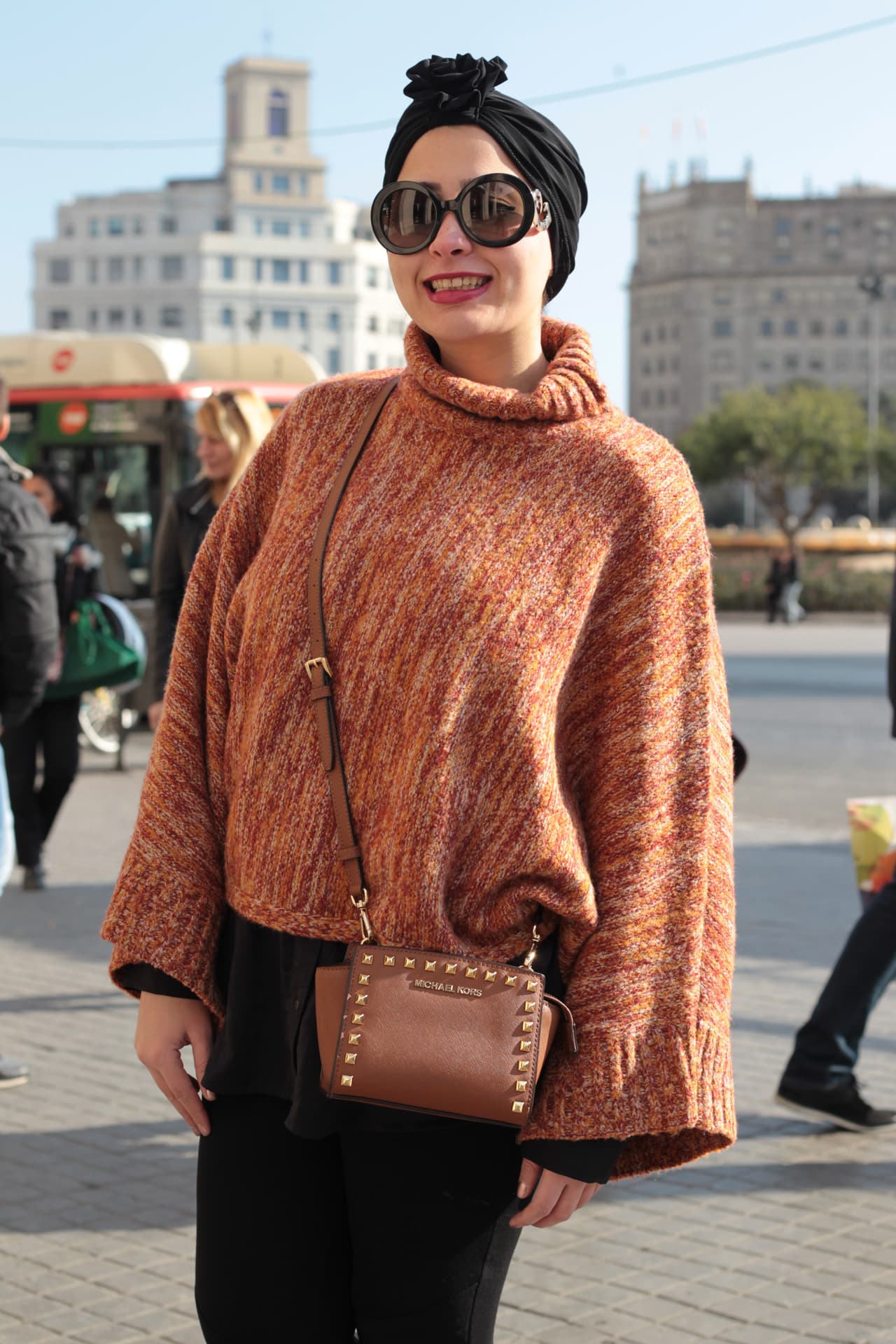 En otros tiempos, en los que el recato era el mandato, te habríamos dicho que con unos lentes grandes de marco lo mejor sería no llevar muchos accesorios. Pero estos son tiempos de exuberancia y riqueza en estilo, así que más es más y eso se celebra.