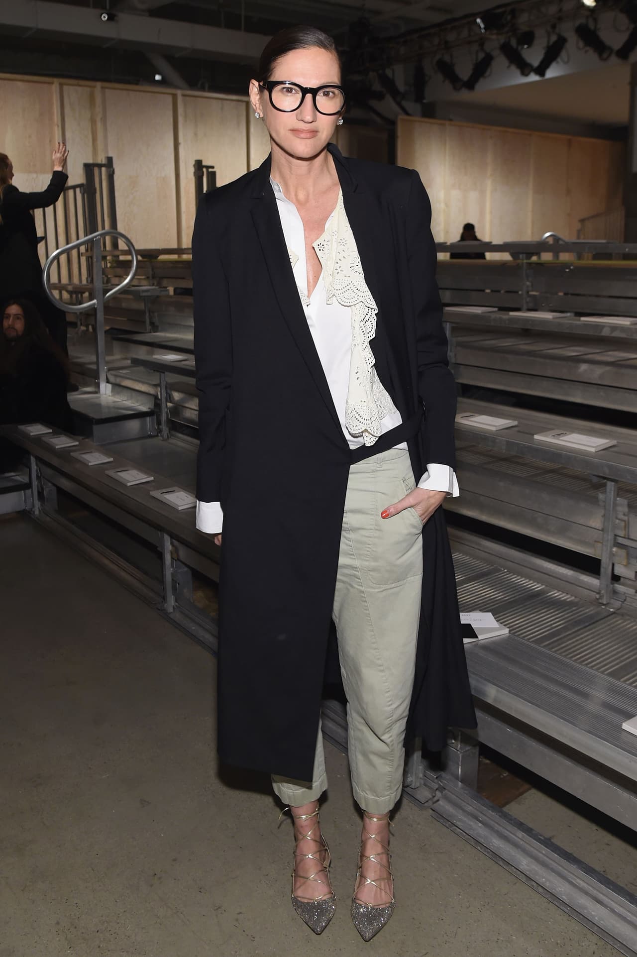 Jenna Lyons, la diseñadora de la marca J. Crew también ha querido sacar del olvido las gafas de marco grueso, más propias de los años 70 y las ha vuelto tendencia. Ya sea que las quieras llevar con lentes oscuros o claros estos tipos de lente atraerán todas las miradas sobre tu cara.