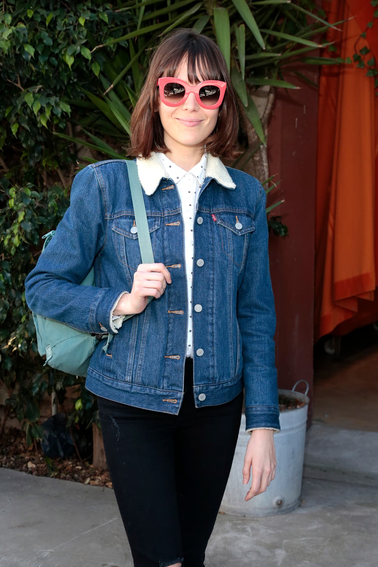 La divertida Alexa Chung se ha atrevido a llevar los lentes rosados que tanto vimos en pasarela pero que tan tímidamente se han colado en las calles. Nada como llevar en tus lentes de sol un toque de color.